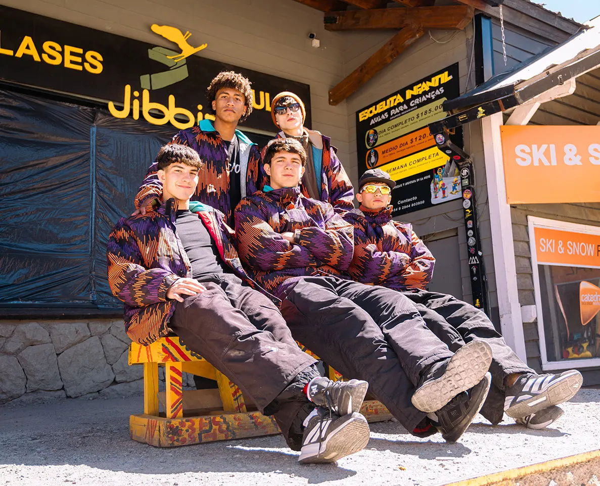 chicos con campera chucao en chocoltateria